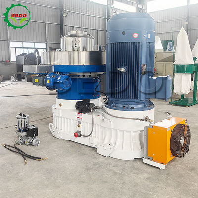 5000kg Berat PLC dikendalikan Wood Pellet Mill Dengan 0.15kw Gear Pump